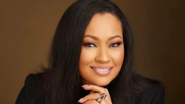 Natasha Akpoti-Uduaghan fọwọ sẹnu ninu aṣọ dudu 