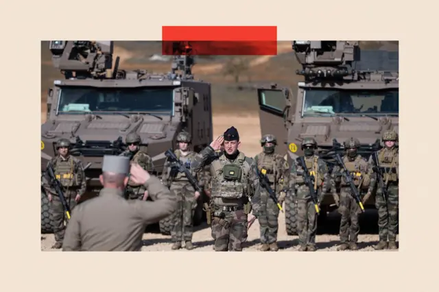 Francuscy żołnierze salutują gen. Alainowi Lardetowi (na dole po lewej).
