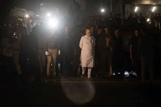 সোমবার রাতে ঘটনাস্থল পরিদর্শন করছেন দেশের স্বরাষ্ট্রমন্ত্রী অমিত শাহ