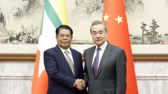 စစ်ကောင်စီနိုင်ငံခြားရေးဝန်ကြီး ဦးသန်းဆွေ(ဘယ်)နဲ့ တရုတ်နိုင်ငံခြားရေးဝန်ကြီး ဝမ်ယိတို့ ဘေကျင်းမြို့မှာ ဒီဇင်ဘာလဆန်းတုန်းက တွေ့ဆုံမှု 
