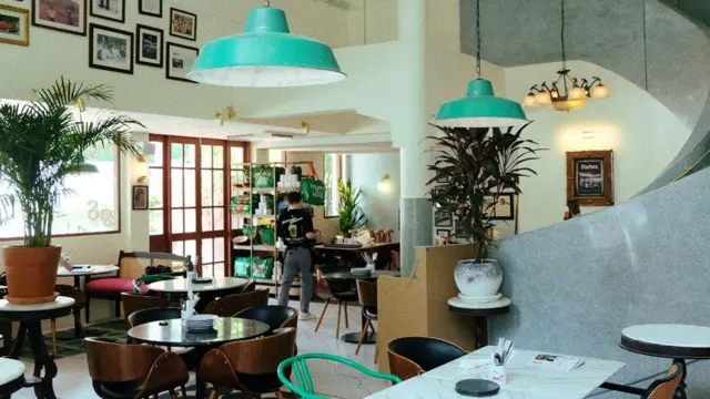 ရန်ကုန်တီးဟောက်စ် စားသောက်ဆိုင် ရဲ့ အတွင်းပိုင်း အပြင်အဆင်