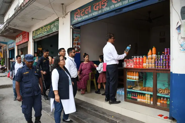 बजार अनुगमनमा सरकारी अधिकारीहरू