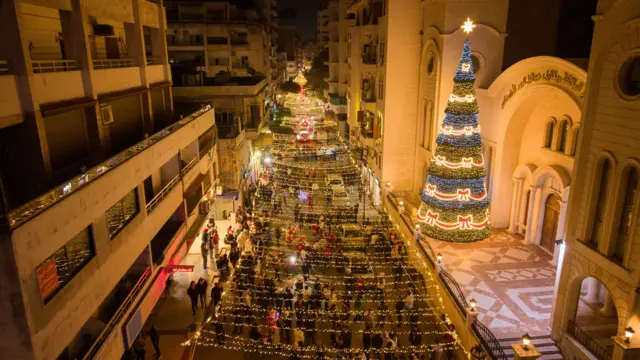 Сирійські християни готуються до Різдва на святково прикрашеній вулиці в місті Латакія