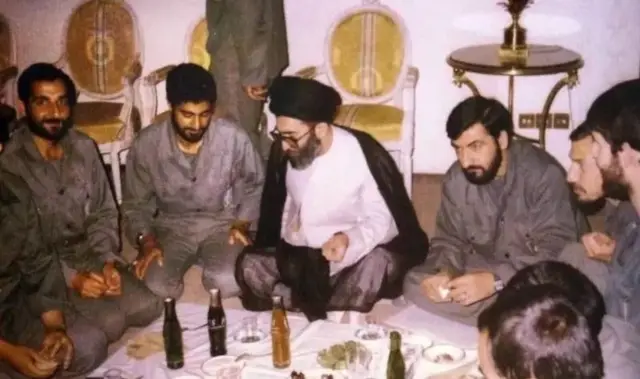 فرماندهان ارشد سپاه در کنار رئیس جمهور وقت ایران در دوران جنگ؛ از راست: رحیم صفوی، محسن رضایی، علی ‌خامنه‌ای، قاسم سلیمانی و مهدی باکری
