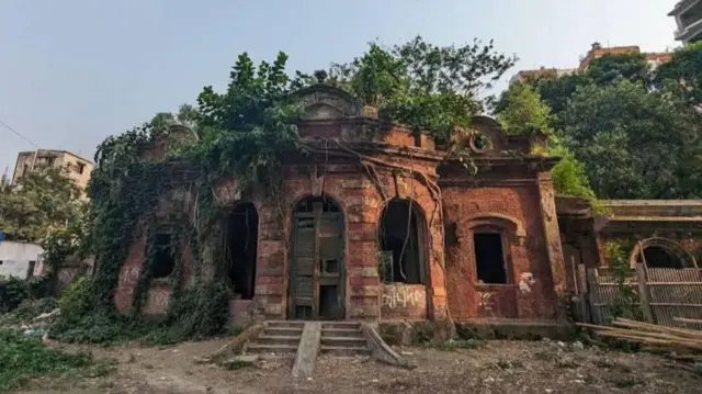 तोड़े जाने से पहले घर की हालत