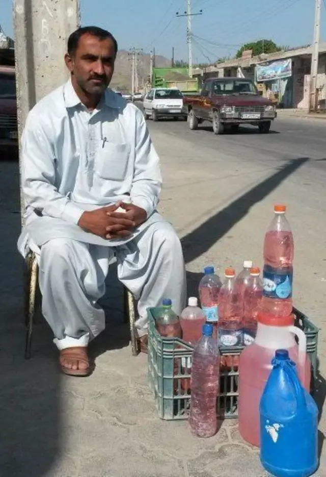 محمد یوسف رئیسی، ﻣﺮﺑﯽ سابق ﺗﯿﻢ ﻣﻠﯽ ﮐﺮﯾﮑﺖ نوجوانان ایران در حال دستفروشی