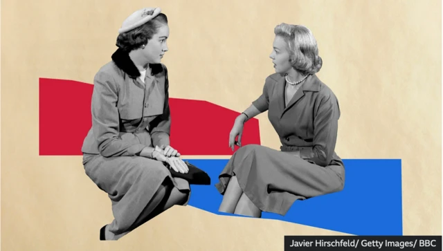 Abagore babiri bicaye barimo kuganira