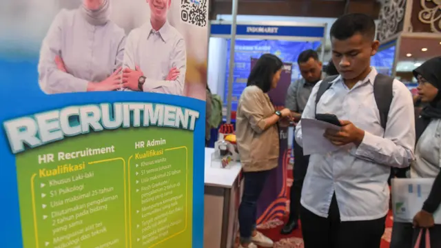Foto ilustrasi: Pelamar kerja mencari pekerjaan pada sebuah acara pameran pekerjaan pada Kamis (29/02) di Jakarta.