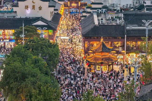 10月5日國慶中秋假期期間，中國江蘇省南京市的南京夫子廟（南京孔廟）前人潮湧動。自10月1日為期八天的「雙節」假期開啓以來，全國各地旅遊目的地遊客激增。