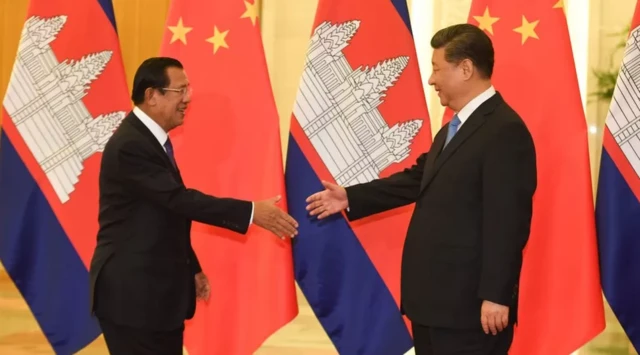 ကမ္ဘာဒီးယားဝန်ကြီးချုပ်ဟောင်း ဟွန်ဆန် (ဘယ်) နဲ့ တရုတ် ခေါင်းဆောင် ရှီကျင့်ဖျင် (ညာ) တို့ကြား ခိုင်မာတဲ့ ဆက်ဆံရေး ရှိခဲ့