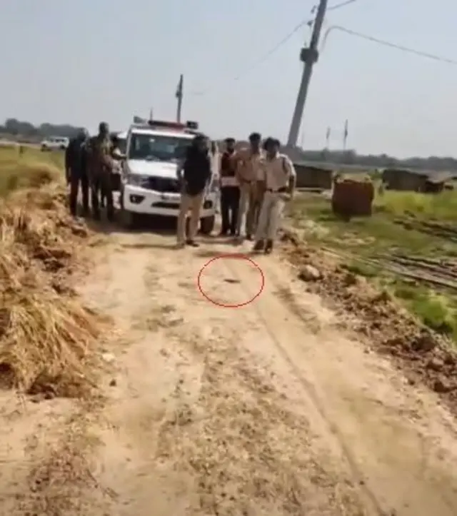 गोली लगने से पहले भरत भूषण ने अपने फ़ेसबुक अकांउट से जो लाइव किया था, उसमें यह दिख रहा है कि उन्होंने अपनी पिस्टल पुलिस की तरफ फेंक दी थी