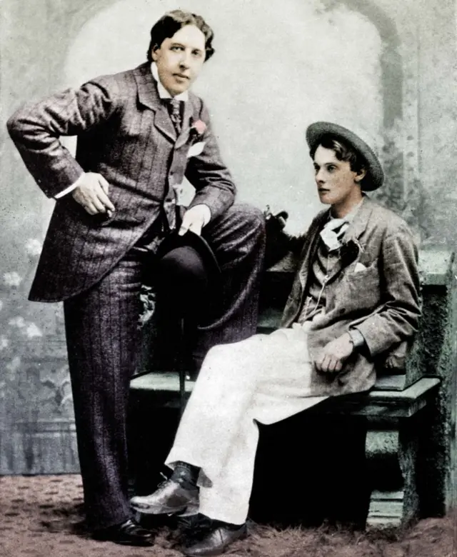 Oscar Wilde de pie y Lord Alfred Douglas, sentado, en 1894