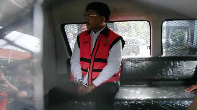 Menteri Komunikasi dan Informatika Johnny G Plate (tengah) berada dalam mobil tahanan usai menjalani pemeriksaan di Kejaksaan Agung (Kejagung)