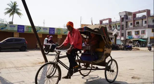 रिक्षाचालक मोहम्मह फिरोज दररोज उन्हात रिक्षा चालवत 20 किलोमीटर फिरतात. 