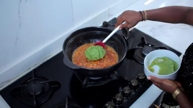 Chef Gaz dey use cucumber to cook stew