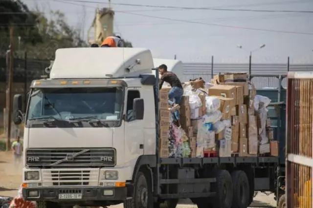 জাতিসংঘ আশা করছে রবিবারও আরো কিছু ট্রাক প্রবেশ করার অনুমতি দেবে ইসরায়েল। 