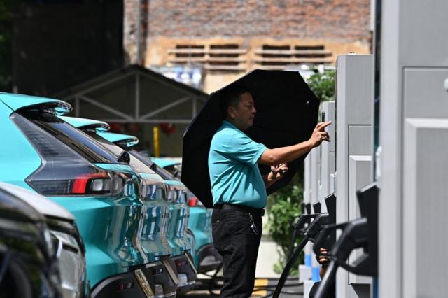Đến nay, ô tô điện VinFast vẫn chủ yếu bán cho các công ty trong hệ sinh thái Vingroup. Ảnh chụp xe điện VinFast tại một trạm sạc ở Hà Nội. 