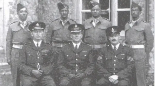 ተድላ ዑቝቢት - ካብ ጸጋም ቀዳማይ። ኣብ ማዕሪኦም ረዘነ ብርሃነ፡ ስዩም ካሕሳይ፡ ዘርእማርያም ኣዛዚ - ብ1951 ኣብ ዓዲ እንግሊዝ ዝተወስደ ስእሊ