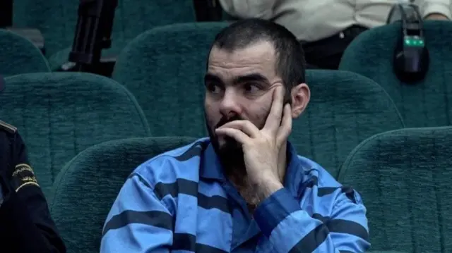 کوروش کیوانی با لباس زندان در دادگاه