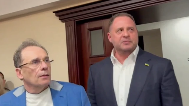 Адвокат Ігор Фомін та його підзахисний Андрій Єрмак у момент суперечки із Романом Червінським, ВАКС, 12 травня