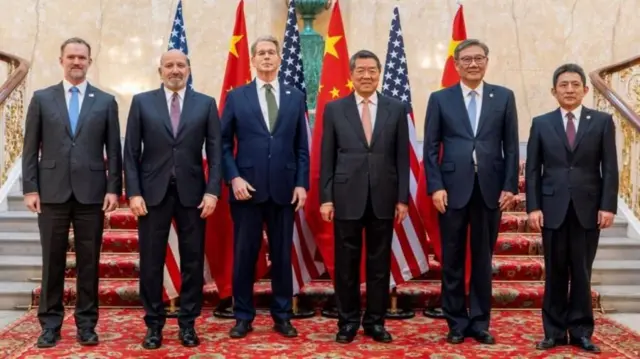 从左至右依次为美国贸易代表格里尔、商务部长卢特尼克、财长贝森特、中国副总理何立峰、商务部长王文涛、商务部国际贸易谈判代表兼副部长李成钢