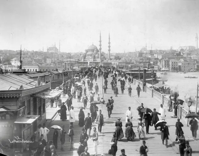 Sebah & Joaillier fotoğrafında 1880'lerde Galata Köprüsü.