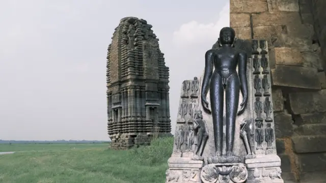 পুরুলিয়ার তেলকূপিতে পরিত্যক্ত দেউল (বাঁয়ে) ও পাকবিড়রার মন্দিরের জৈন তীর্থঙ্করের মূর্তি (ডানে)