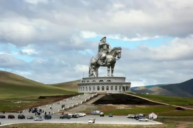मंगोलियातली चंगेझ खानची मूर्ती 