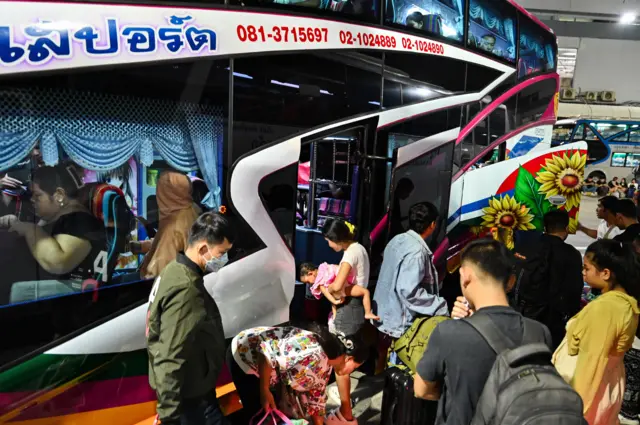 คนขึ้นรถเสริมที่หมอชิต 2