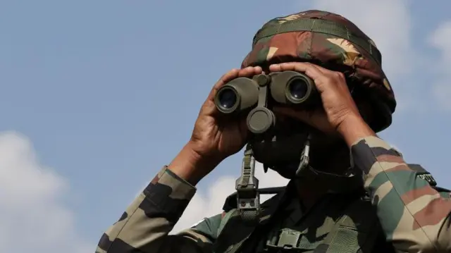 दूरबीन से देखता हुआ भारतीय सेना का एक सिपाही