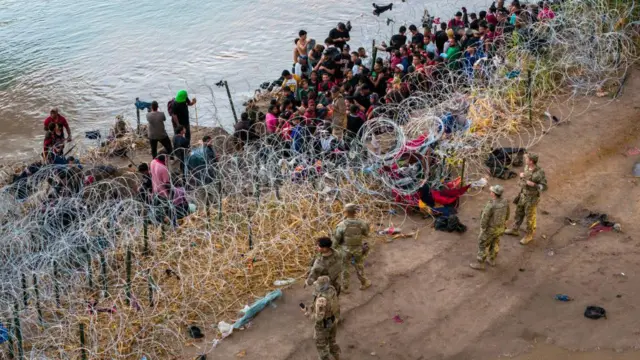 ካብ ዶብ ሜክሲኮ ናብ ኣመሪካ ዝሰግሩ ስደተኛታት ዝኽልክሉ ዘለዉ ሓይልታት ጸጥታ ቴክሳስ