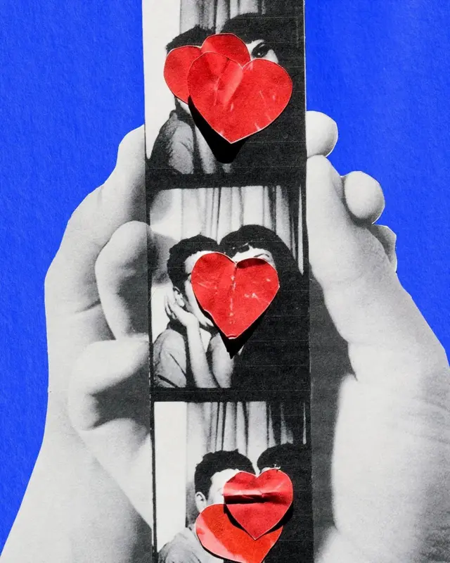 ljudske ruke drže male fotografije na kojima su muškarac i žena a preko njihovih lica je crveno srce