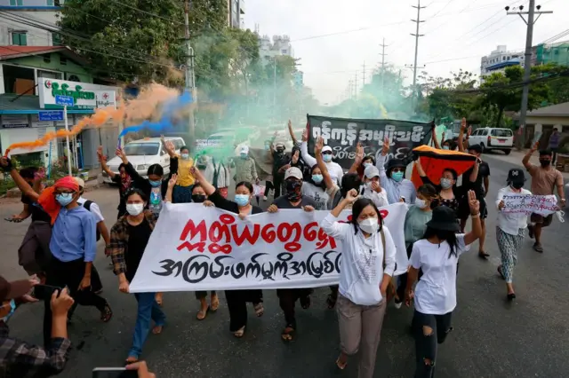 အမျိုးသမီးတွေအပေါ် အကြမ်းဖက်မှုတွေ ရပ်တန့်ဖို့ ဆက်တိုက်တောင်းဆိုခဲ့ကြပါတယ်