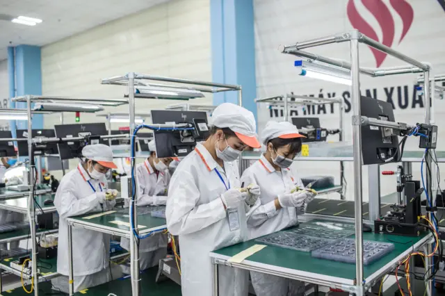 โรงงานประกอบโทรศัพท์มือถือแห่งหนึ่งในเวียดนาม