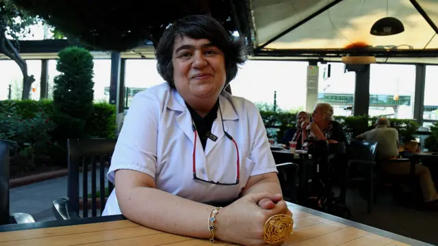 Kokoreç esnafı Jale Özer, Türkiye’nin bu organizasyonu yapmasından gurur duyduğunu, Ankara’nın birçok devlet başkanını ağırlamasıyla övündüğünü söylüyor. Ancak dükkanı kapalı yollara yakın olduğu için iş yapamamak konusunda endişeli. 