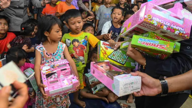 Sejumlah anak-anak pengungsi menerima mainan di posko pengungsian Kuala Simpang, Aceh Tamiang, Aceh, Jumat (12/12/2025). Pemberian mainan tersebut guna menghibur anak-anak pengungsi korban bencana banjir bandang.