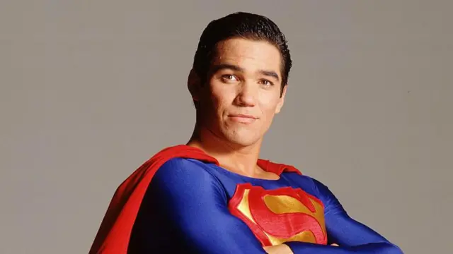 Dean Cain con el traje de Superman