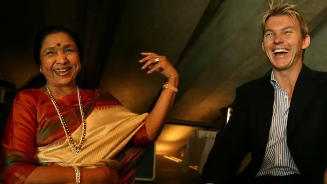 साल 2007 में ऑस्ट्रेलियाई क्रिकेटर ब्रेट ली के साथ आशा भोसले
