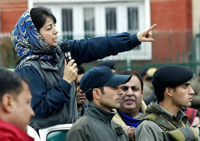 जम्मू-कश्मीर की मुख्यमंत्री रही महबूबा मुफ़्ती भी लोकसभा की सदस्य रह चुकी हैं.