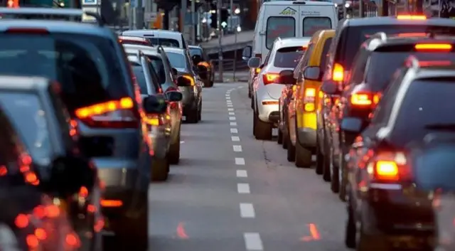 Мэриянын автоунаалардын номуруна жараша көчөгө чыгуу сунушу талкууга жем таштады 