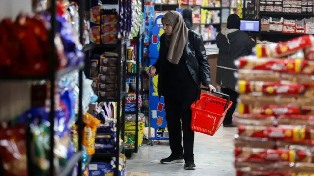 سيدة تتسوق في أحد الأسواق التجارية.