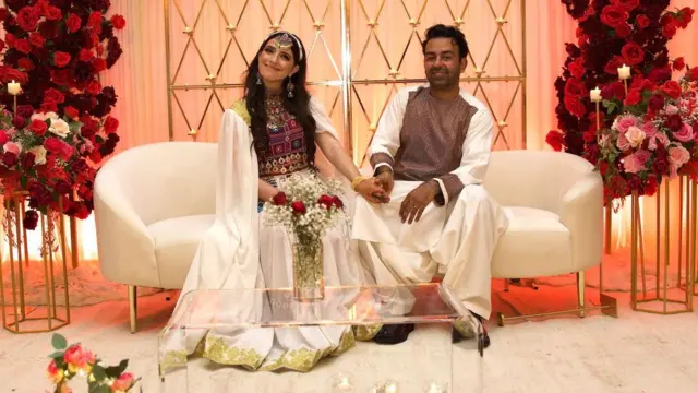 Mu ntebe zera, agatoki ku kandi, inseko icyeye, baragaragaza ibyishimo ku munsi w'ubukwe bwabo