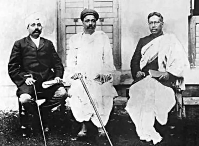 डावीकडून: लाला लजपत राय, लोकमान्य टिळक आणि बिपिनचंद्र पाल. हे तिघे 'लाल-बाल-पाल' या नावाने प्रसिद्ध होते आणि काँग्रेसच्या जहालमतवादी दलाचे प्रमुख नेते मानले जात.