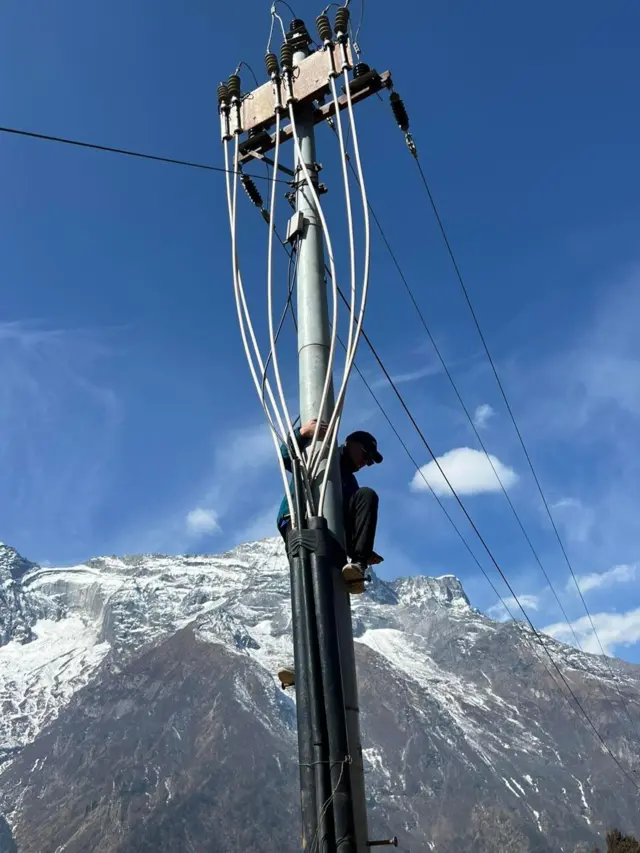 खुम्बु बिजुली कम्पनीको प्रशारण लाइन