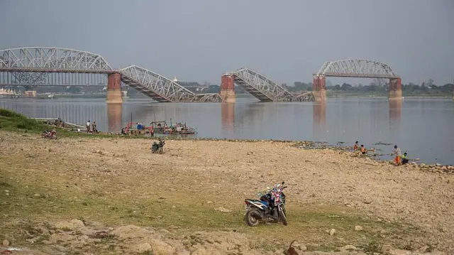 ငလျင်ကြီးလှုပ််ခတ်မှု တစ်နှစ်ပြည့်ဖို့ ရက်ပိုင်းအလို မတ် ၁၉ ရက်မှာတွေ့ရတဲ့ စစ်ကိုင်းတံတားမြင်ကွင်း