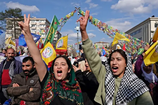 Diyarbakır'da düzenlenen mitingte zafer işareti yapan iki kadın