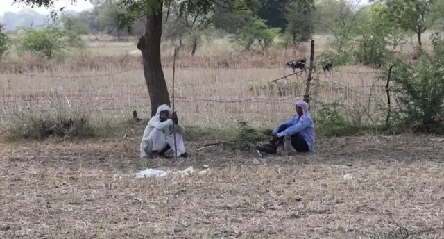 खेतों में काम करना मुश्किल हो गया है. 