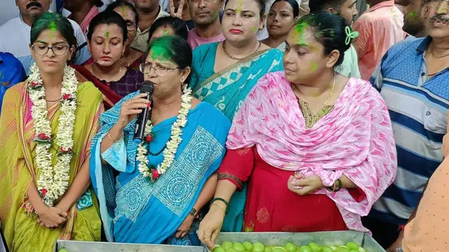  জয়ের পর মধুপর্ণা ঠাকুর (সবুজ শাড়ি)। 