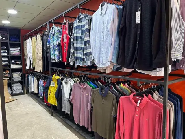 ရန်ကုန်ရောက် မိုးကုတ်စစ်ရှောင်ရောင်းတဲ့ အထည်ဆိုင်