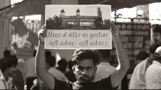 ध्वस्तीकरण के आदेश का विरोध करते छात्र